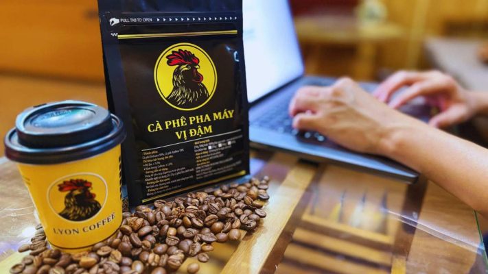 Quán take-away dùng blend Robusta – Arabica làm house blend ổn định.