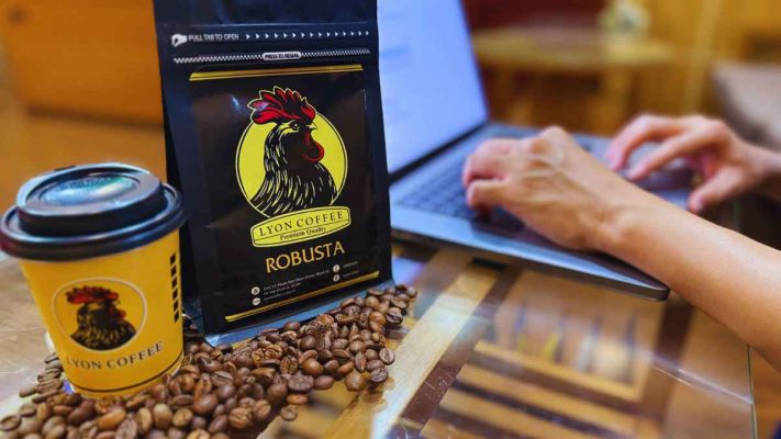 Nhân viên văn phòng thưởng thức espresso Robusta pha máy để tỉnh táo