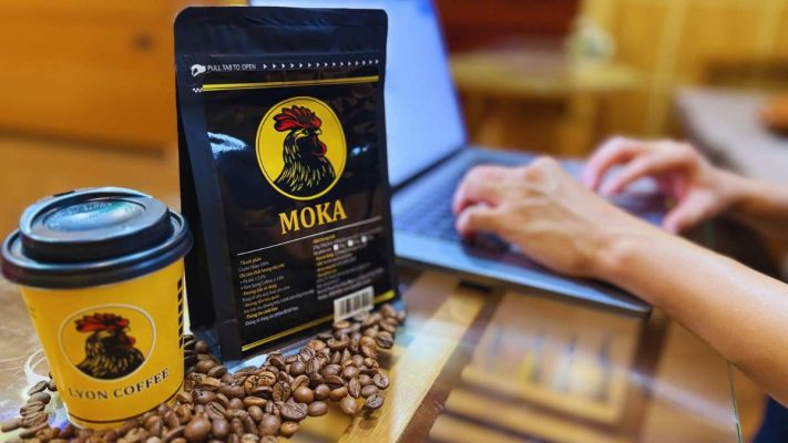 Khách hàng cầm túi cà phê hạt Moka Cầu Đất phiên bản giới hạn