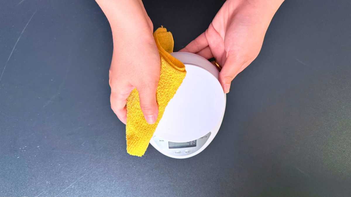 Lau cân điện tử WH-B05 bằng khăn ẩm để giữ bền và sạch sẽ