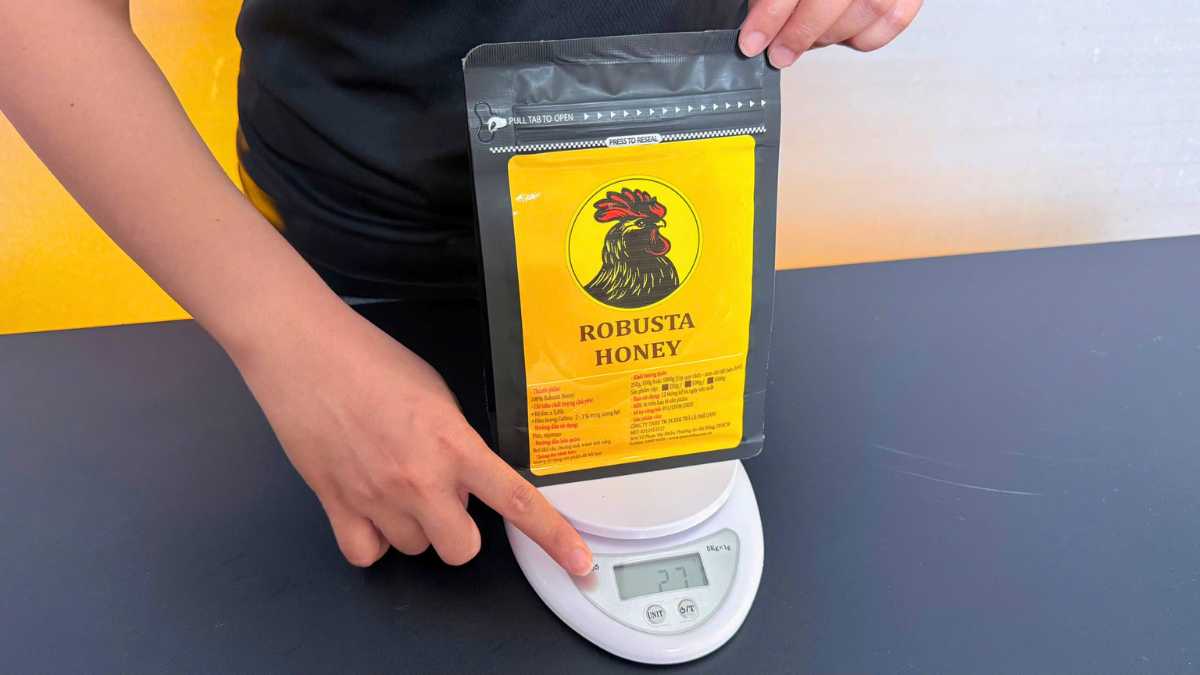 Barista dùng cân điện tử WH-B05 để định lượng cafe chính xác