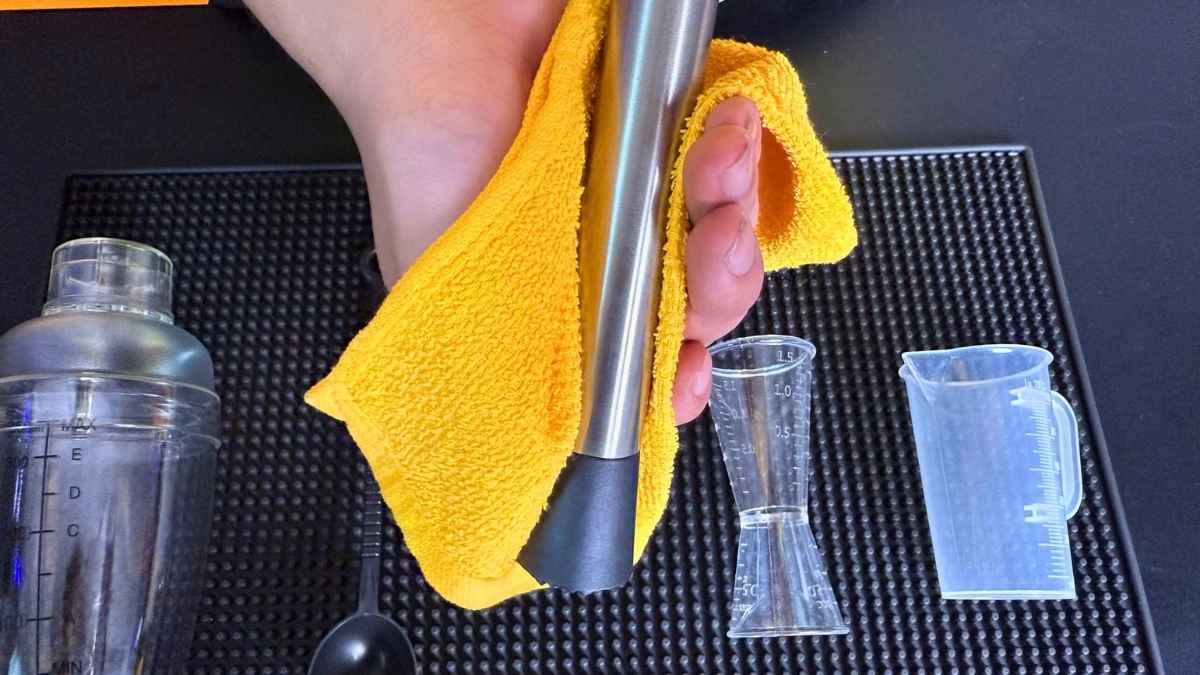 Vệ sinh chày inox 304 bằng nước ấm, lau khô giữ sáng bóng lâu dài