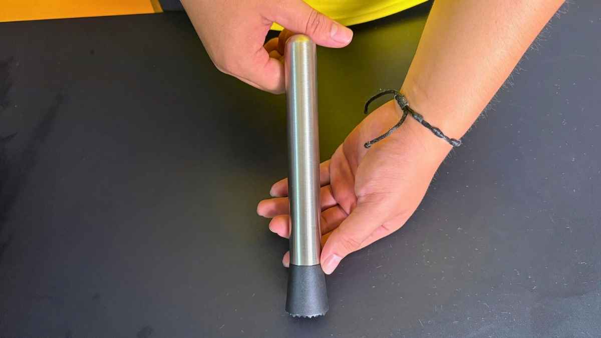 Barista sử dụng chày inox 304 dài 21cm để dầm bạc hà trong mojito