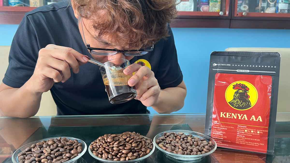 Hương vị Kenya AA: berry, citrus, floral, acid sáng, body vừa.