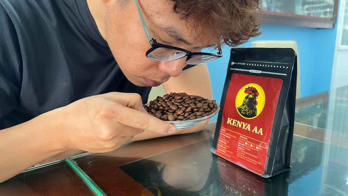 Bao bì và hạt cà phê Kenya AA rang vừa sáng, specialty coffee single origin