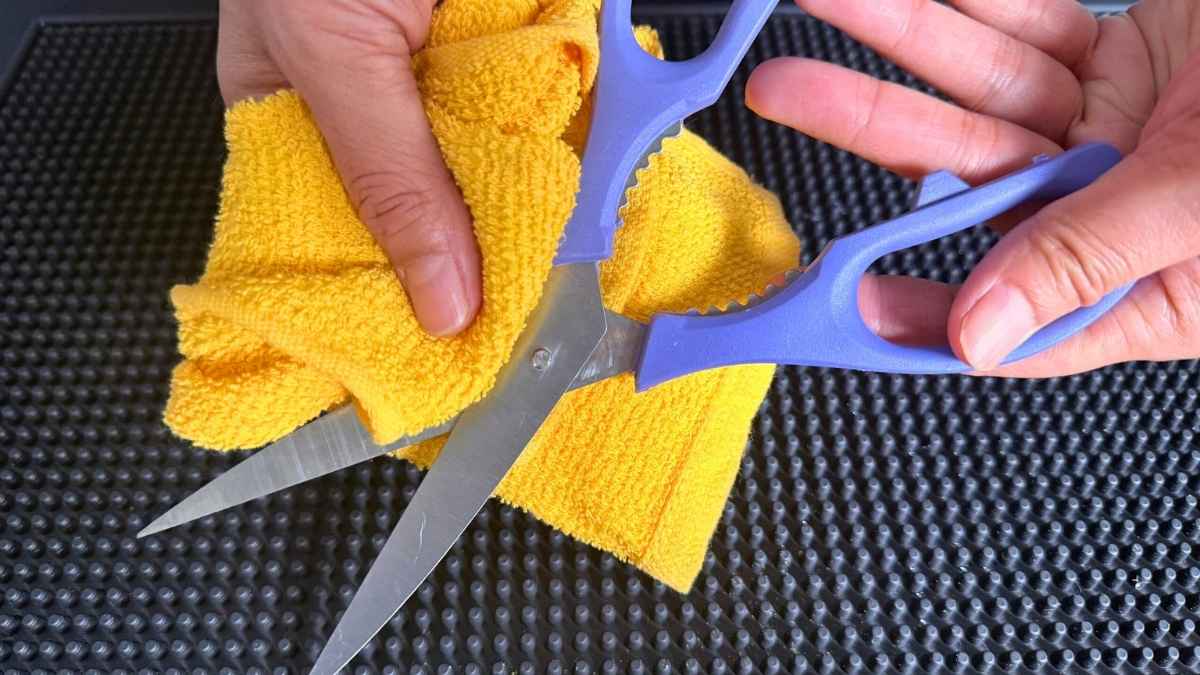 Kéo inox văn phòng được lau sạch và bảo quản nơi khô ráo để bền lâu.