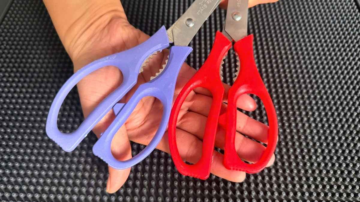 Kéo cắt giấy 23cm cán nhựa nhiều màu, tiện dụng trong văn phòng và gia đình.