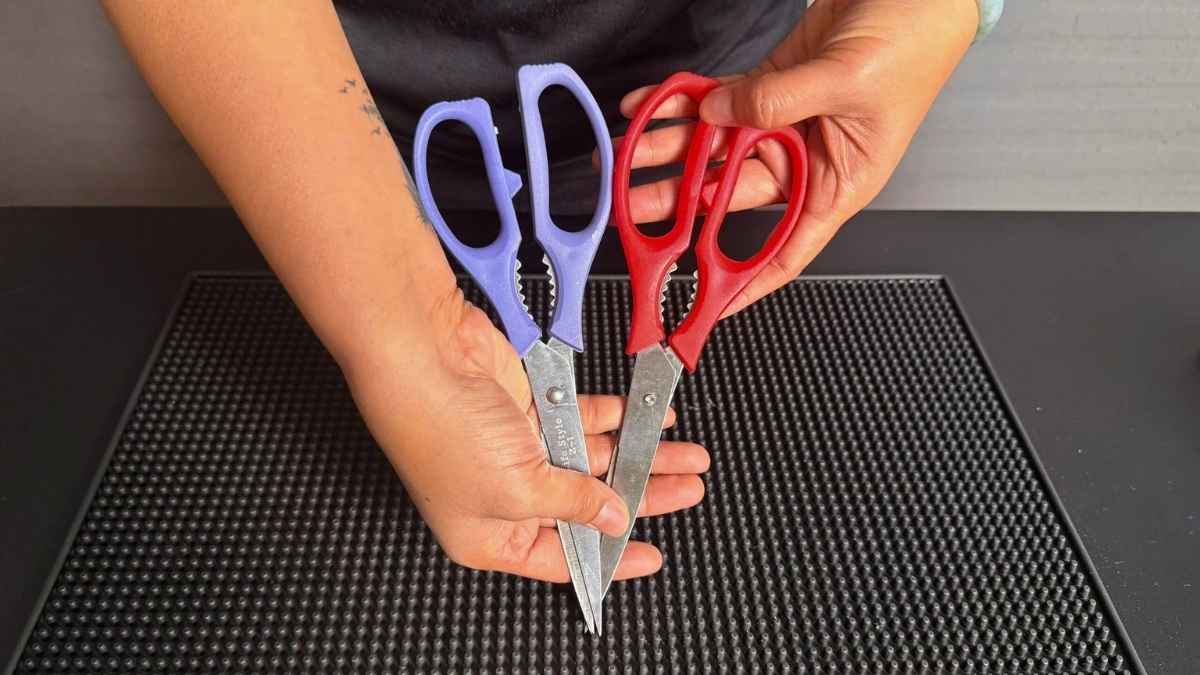 Barista dùng kéo inox cắt bao cà phê, phù hợp văn phòng và gia đình.