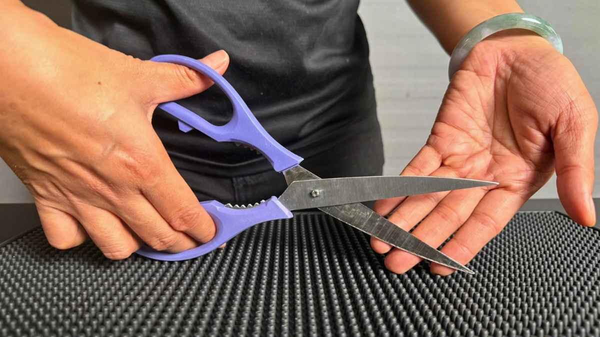 Kéo văn phòng lưỡi inox sắc bén, trọng lượng nhẹ dễ sử dụng lâu dài.