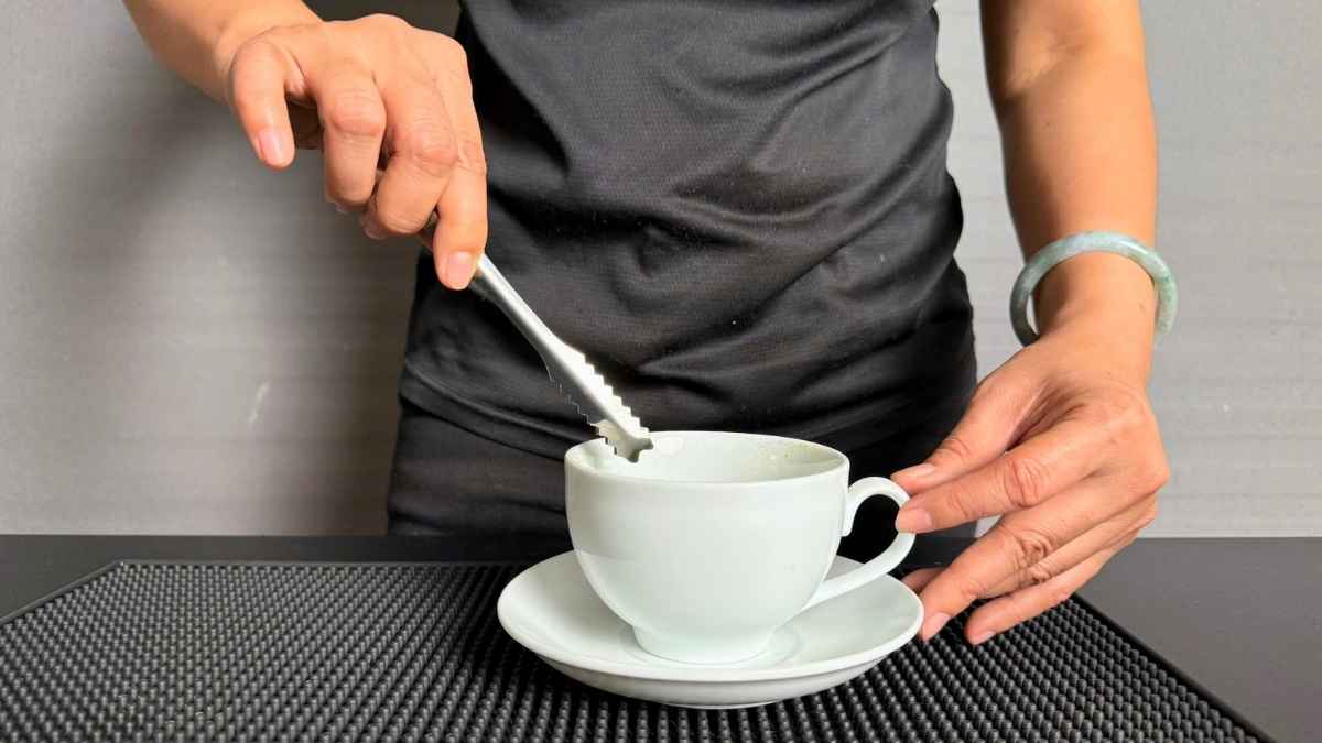 Barista sử dụng kẹp inox gắp đá nhanh chóng và gọn gàng