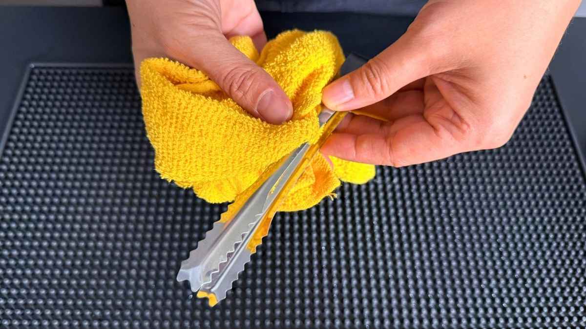 Vệ sinh kẹp inox gắp đá bằng nước ấm và xà phòng nhẹ