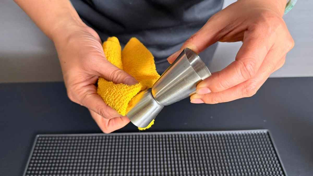 Ly đong inox 2 đầu được rửa sạch và lau khô để bền lâu.