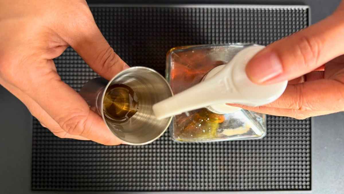 Ứng dụng ly đong inox 2 đầu cho quán, văn phòng và gia đình.