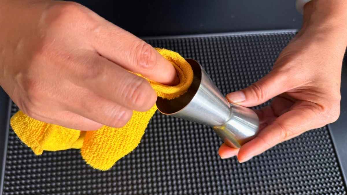 Ly đong inox 2 đầu có vạch dung tích rõ, dễ cầm, định lượng chính xác.