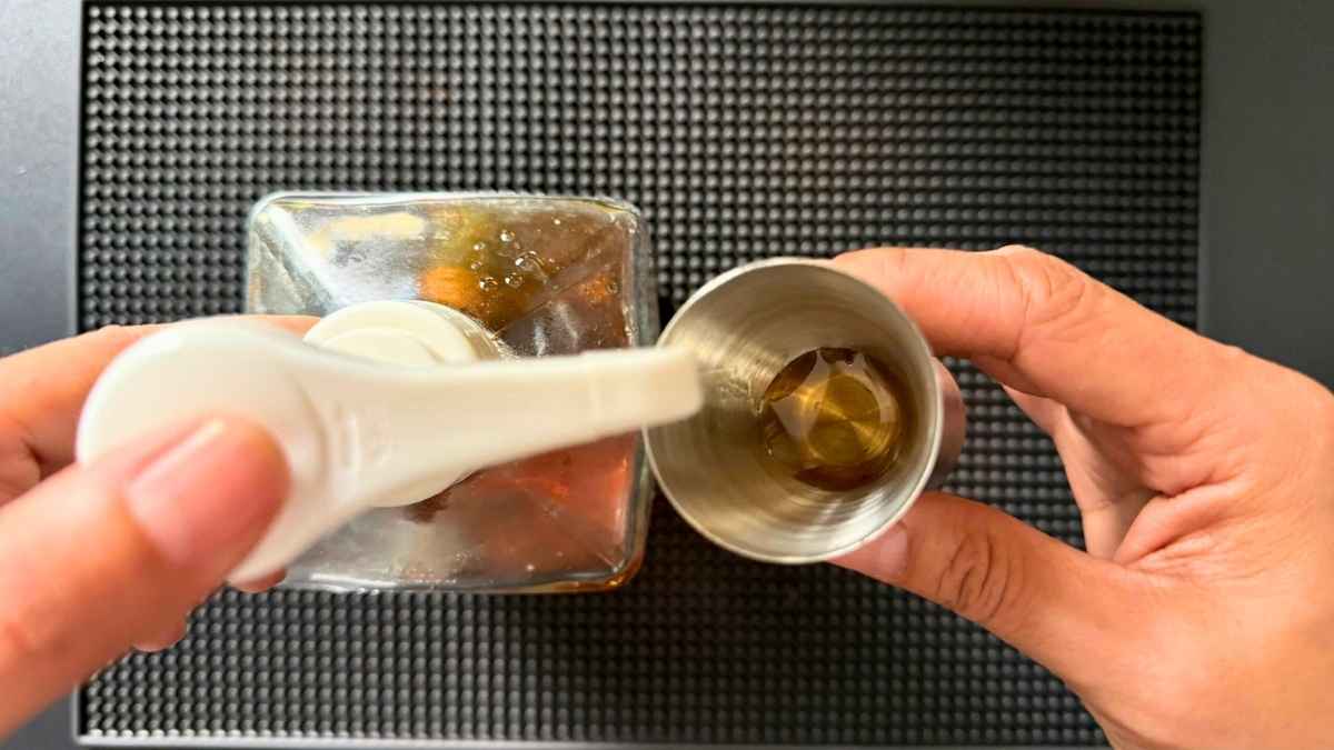 Ly đong inox 304 bền bỉ, thiết kế 2 đầu 15/30 ml linh hoạt cho barista.