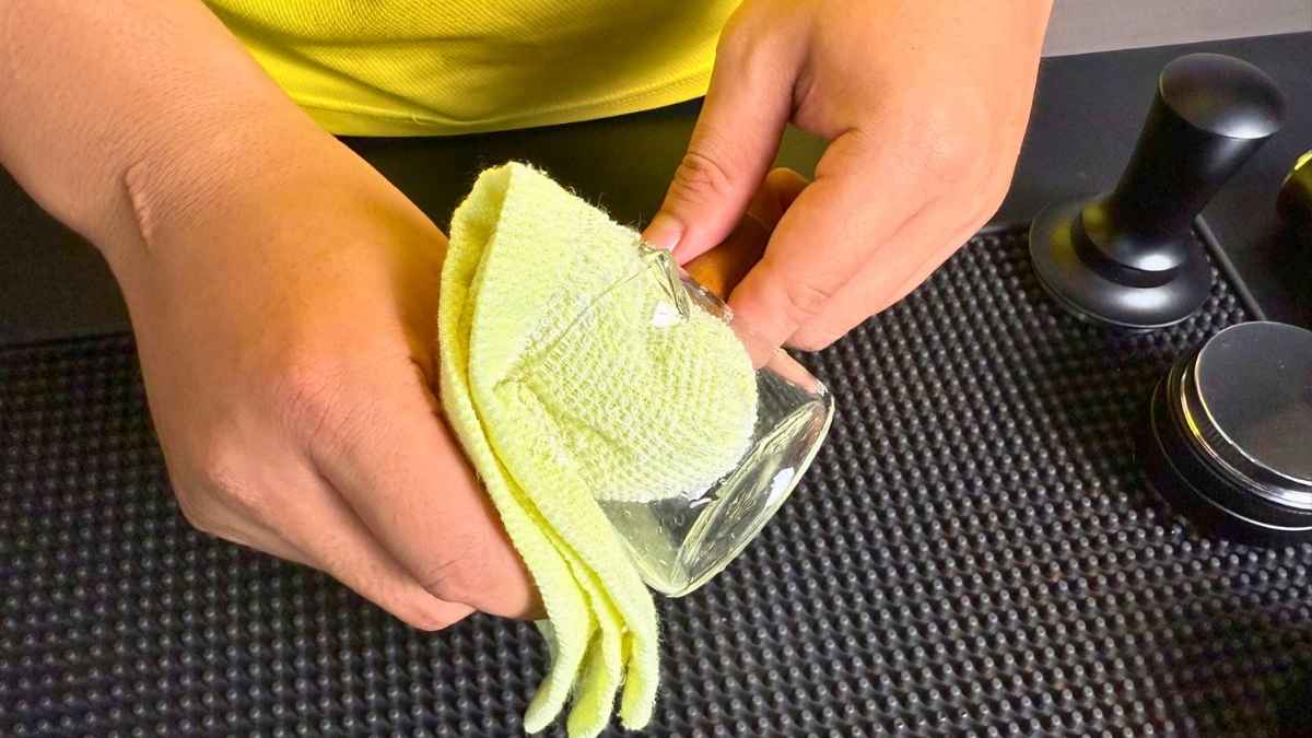 Vệ sinh ly đong espresso thủy tinh cán gỗ bằng nước ấm và khăn mềm