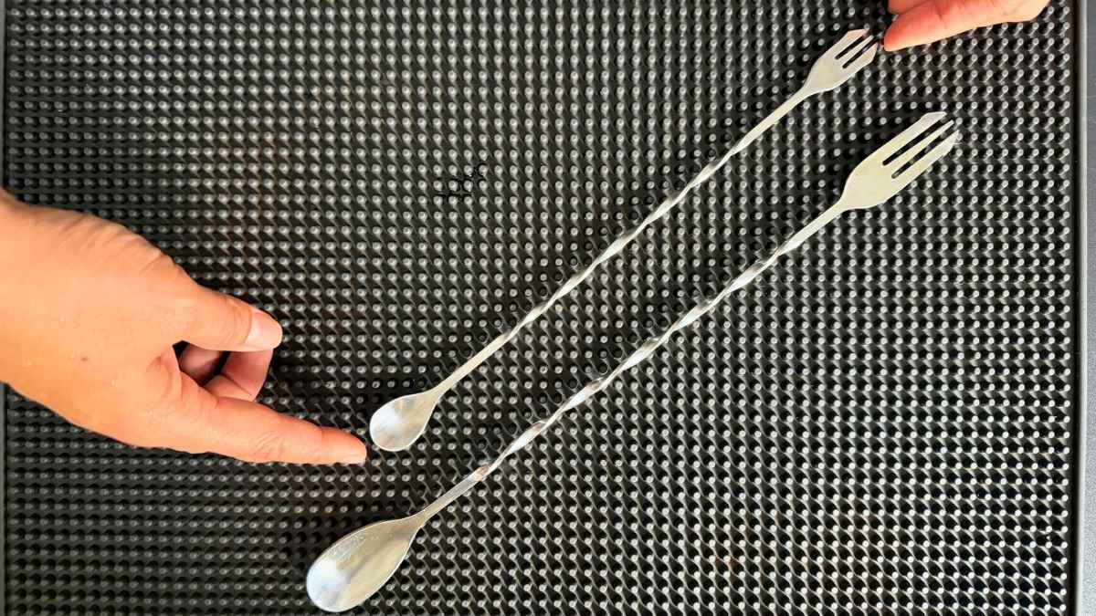 Muỗng khuấy inox chống gỉ, cán xoắn tiện dụng, dễ thao tác trong ly cao