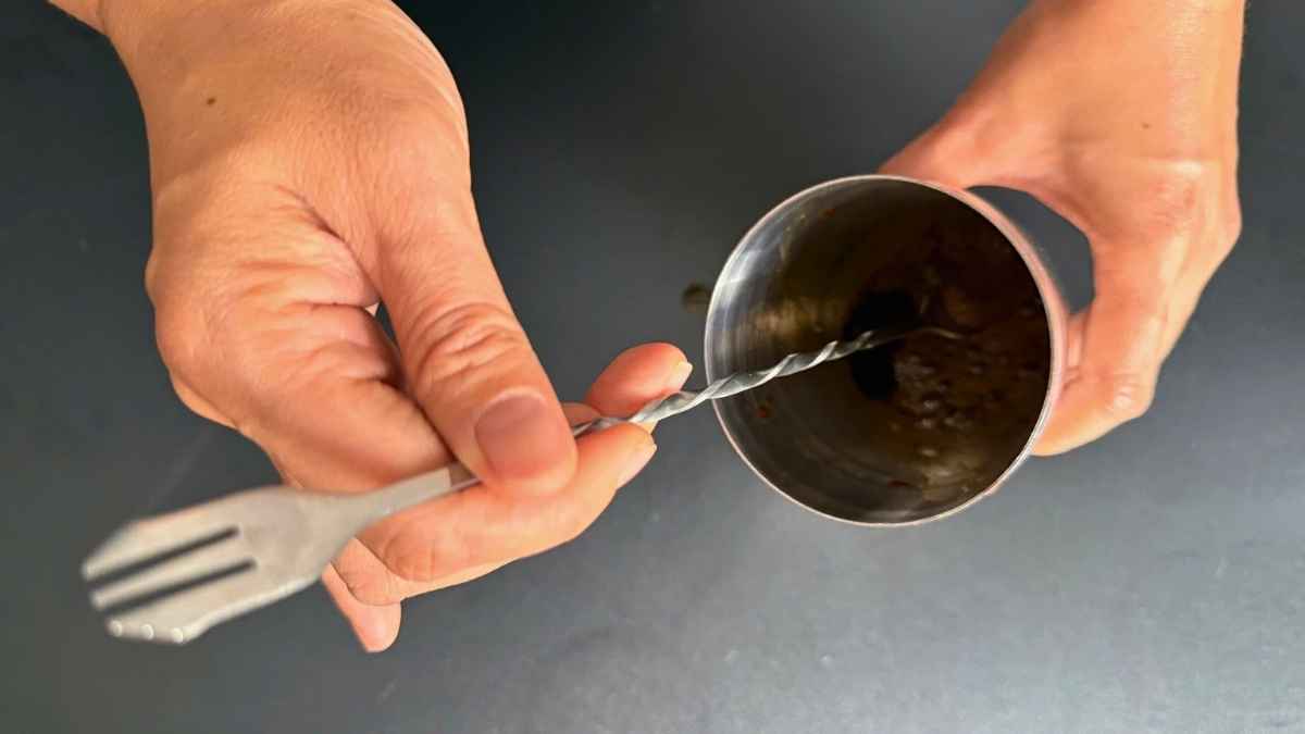 Bartender sử dụng muỗng khuấy inox pha chế cocktail và mocktail trong quán nhỏ