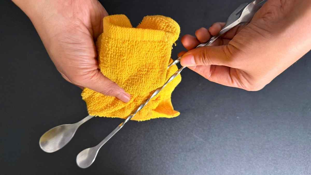 Vệ sinh muỗng khuấy inox bằng nước ấm, lau khô, treo gọn trong quầy bar