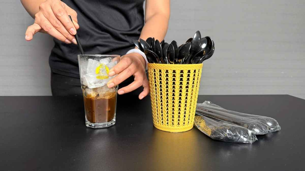 Muỗng nhựa dùng một lần kèm cafe take-away cho khách hàng