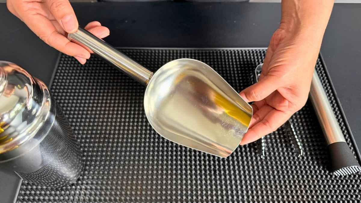 Muỗng inox tay cầm cong thoải mái, đầu bo tròn an toàn không trầy bình chứa