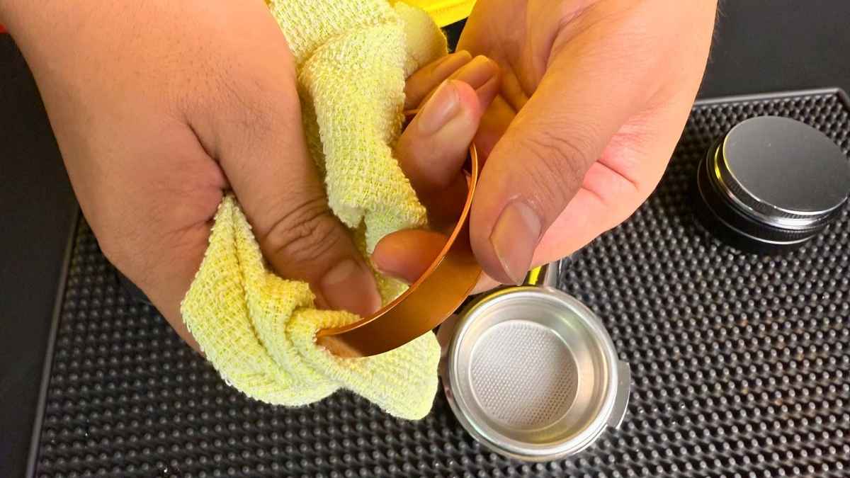 Vệ sinh phễu pha cà phê nhôm 58mm bằng nước ấm và khăn mềm
