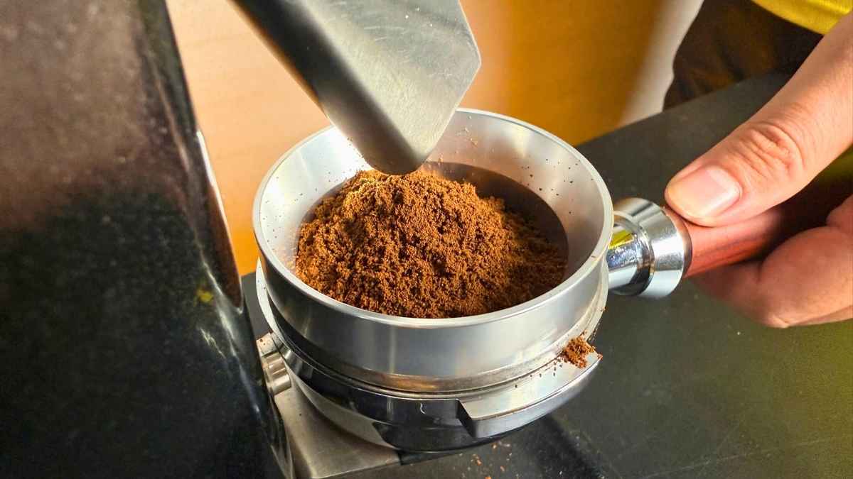 Phễu pha cà phê espresso bằng nhôm 58mm đặt trên portafilter