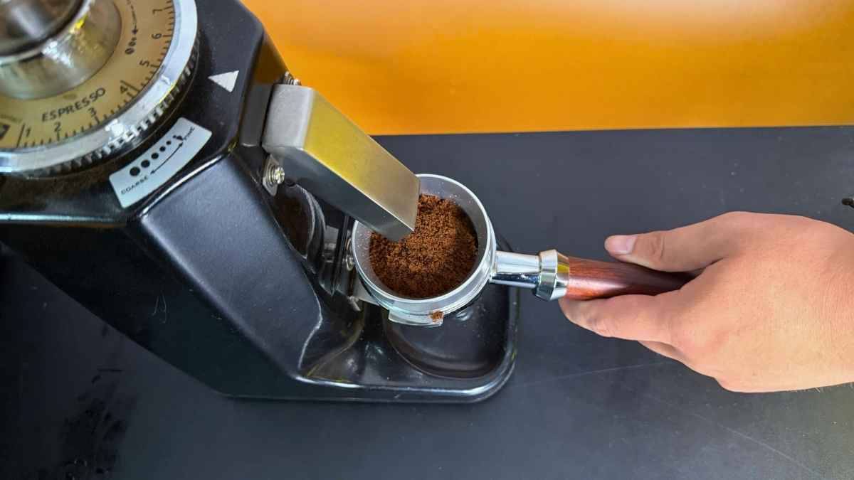 Barista dùng phễu nhôm 58mm trong quán cà phê để giữ quầy bar sạch sẽ