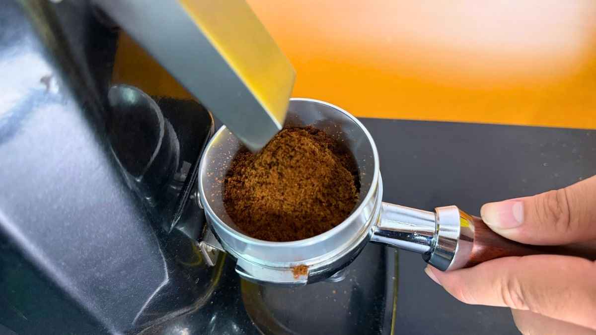 Phễu espresso nhôm 58mm vừa khít portafilter với gờ chống trượt