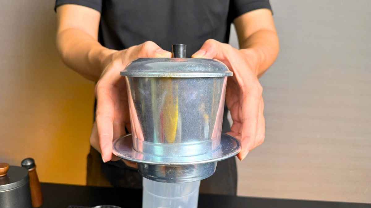 Vệ sinh phin cà phê nhôm 200gr bằng nước ấm để giữ bền đẹp