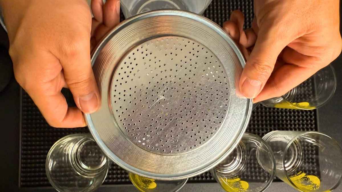 Phin cà phê nhôm 200gr với hơn 150 lỗ nhỏ và thiết kế 4 bộ phận tiện lợi