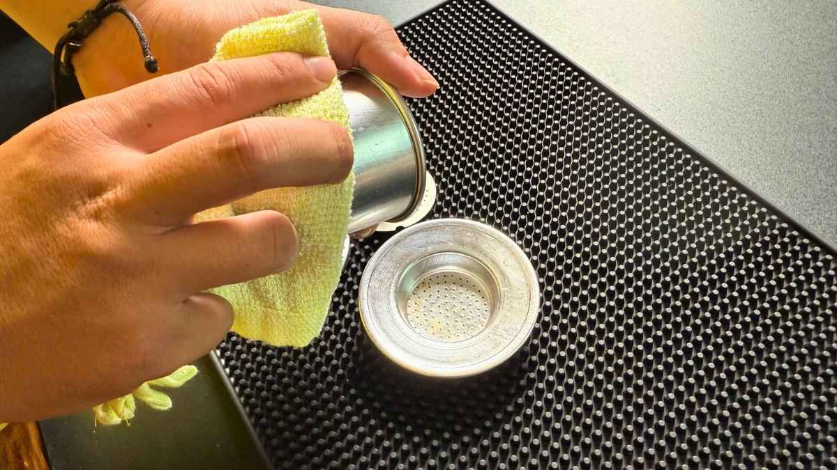 Vệ sinh phin cà phê nhôm loại nhỏ bằng nước ấm và khăn mềm