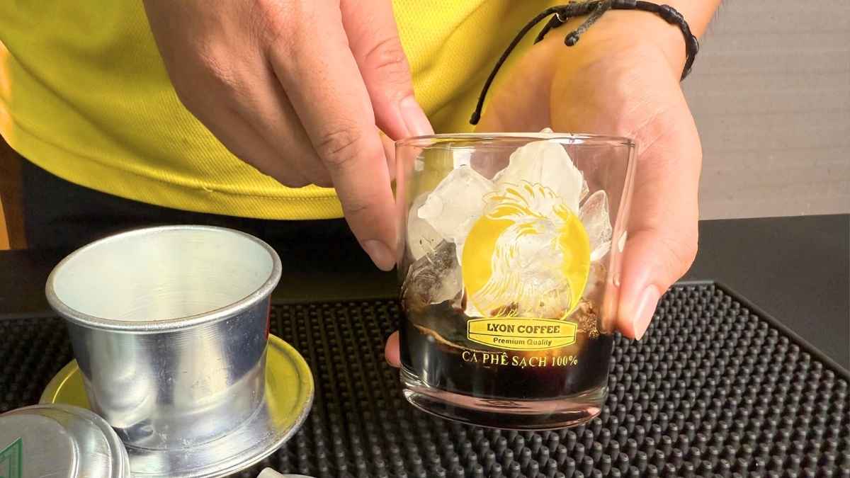 Nhân viên văn phòng pha cà phê cá nhân bằng phin nhôm loại nhỏ