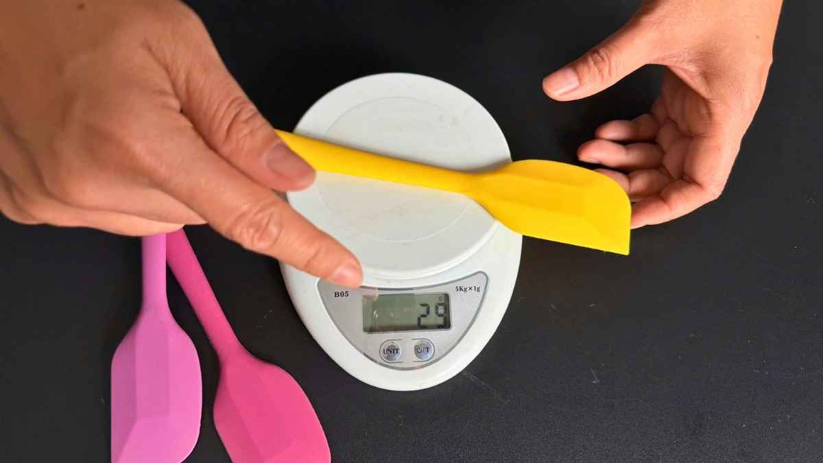 Phới dẹt silicon nhẹ, linh hoạt giúp vét sạch nguyên liệu khỏi tô ca