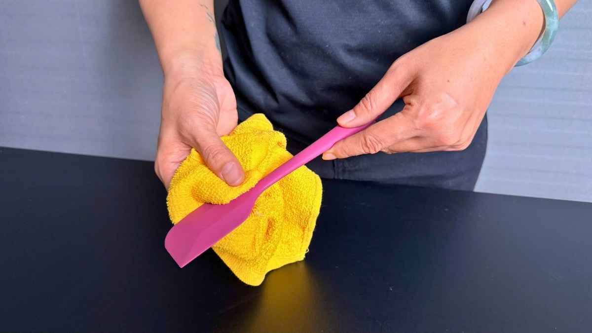 Rửa phới dẹt silicon bằng nước ấm và xà phòng nhẹ để giữ độ bền
