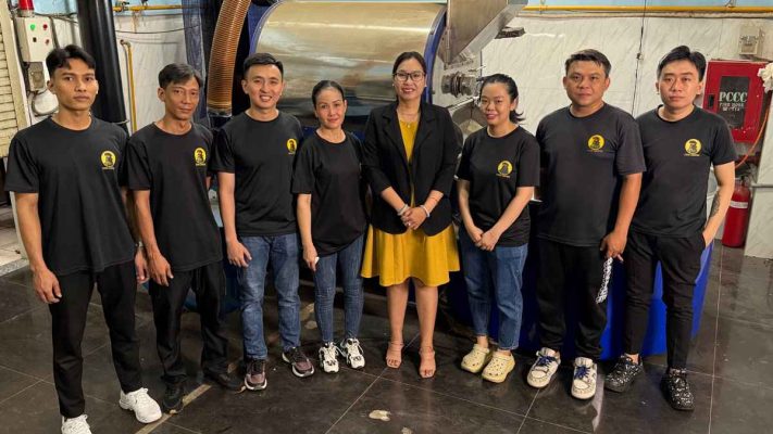 Đội ngũ Lyon Coffee tại xưởng sản xuất cà phê Robusta rang mộc quy mô lớn