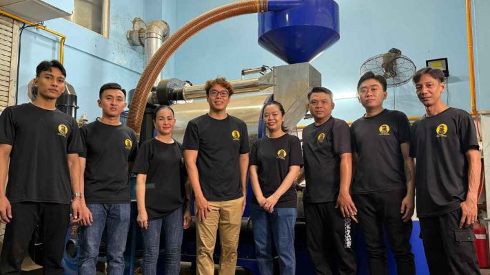 Đội ngũ Lyon Coffee tại nhà máy sản xuất cà phê Robusta