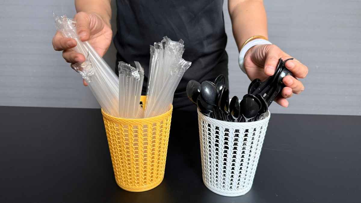 Sọt nhựa mini giả mây phù hợp cho quán cà phê và văn phòng.