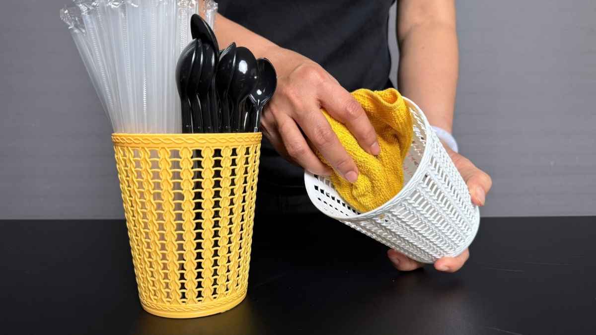 Vệ sinh sọt nhựa mini giả mây bằng khăn ẩm, tránh ánh nắng trực tiếp.