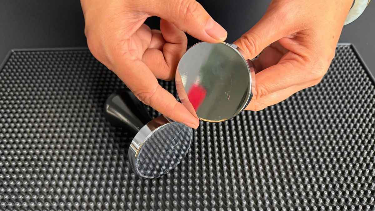 Barista phản hồi tamper inox 58mm cho crema dày, ổn định hơn tamper thường.