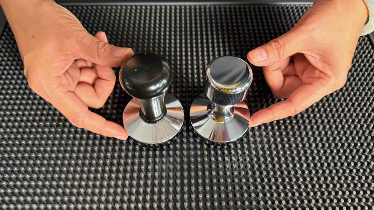 Tamper espresso 58mm có tay cầm ergonomic, hai biến thể inox và nhựa.