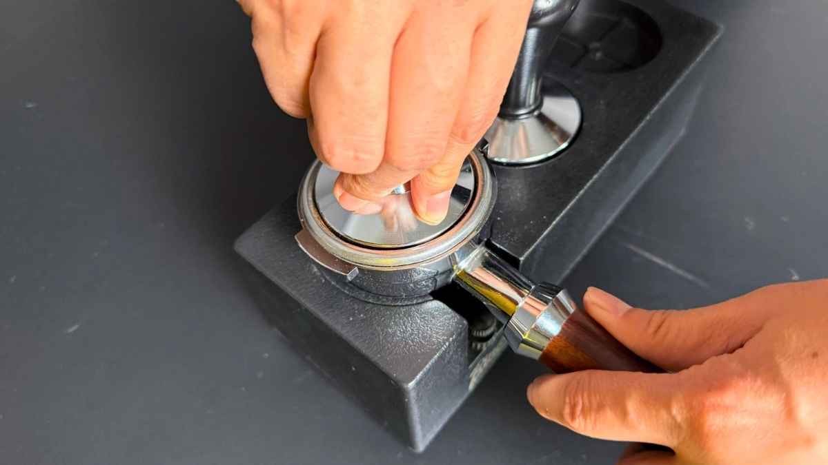 Ứng dụng tamper inox 58mm cho quán cà phê, văn phòng và gia đình.