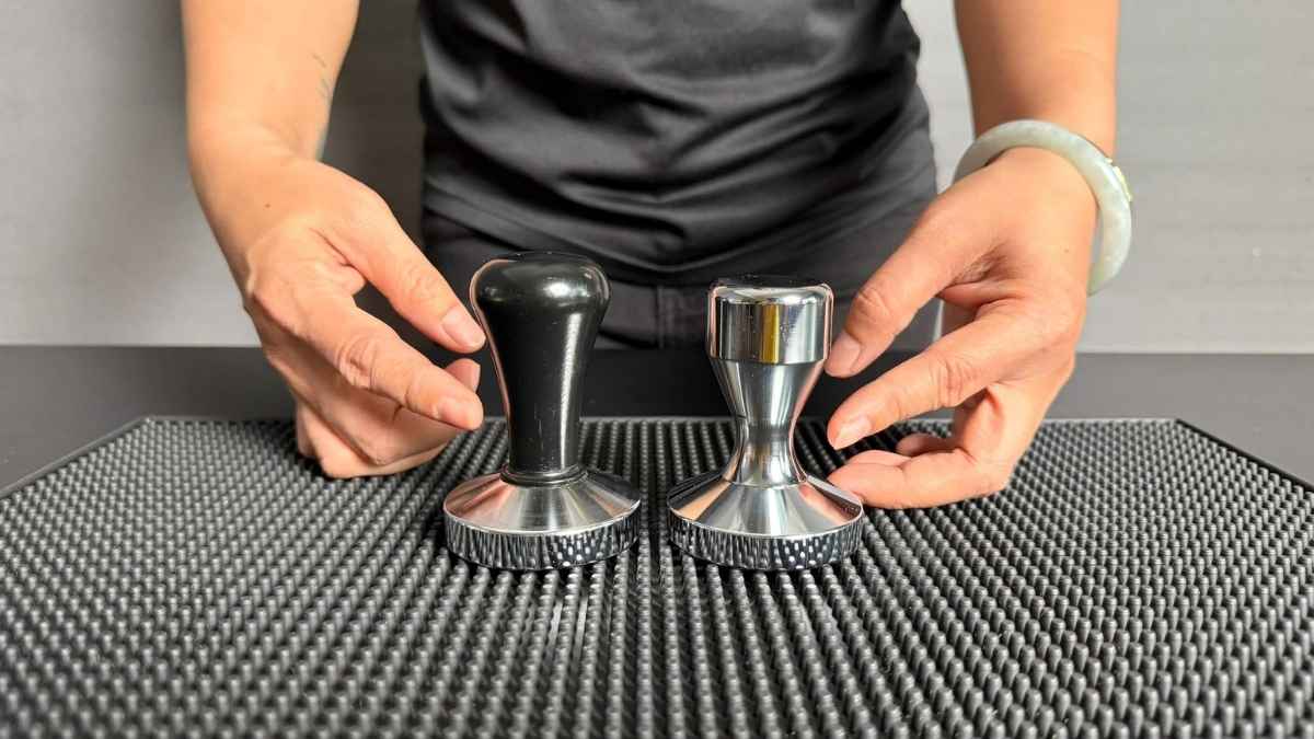 Tamper inox 58mm giúp barista nén cà phê đều, chiết xuất espresso ổn định.