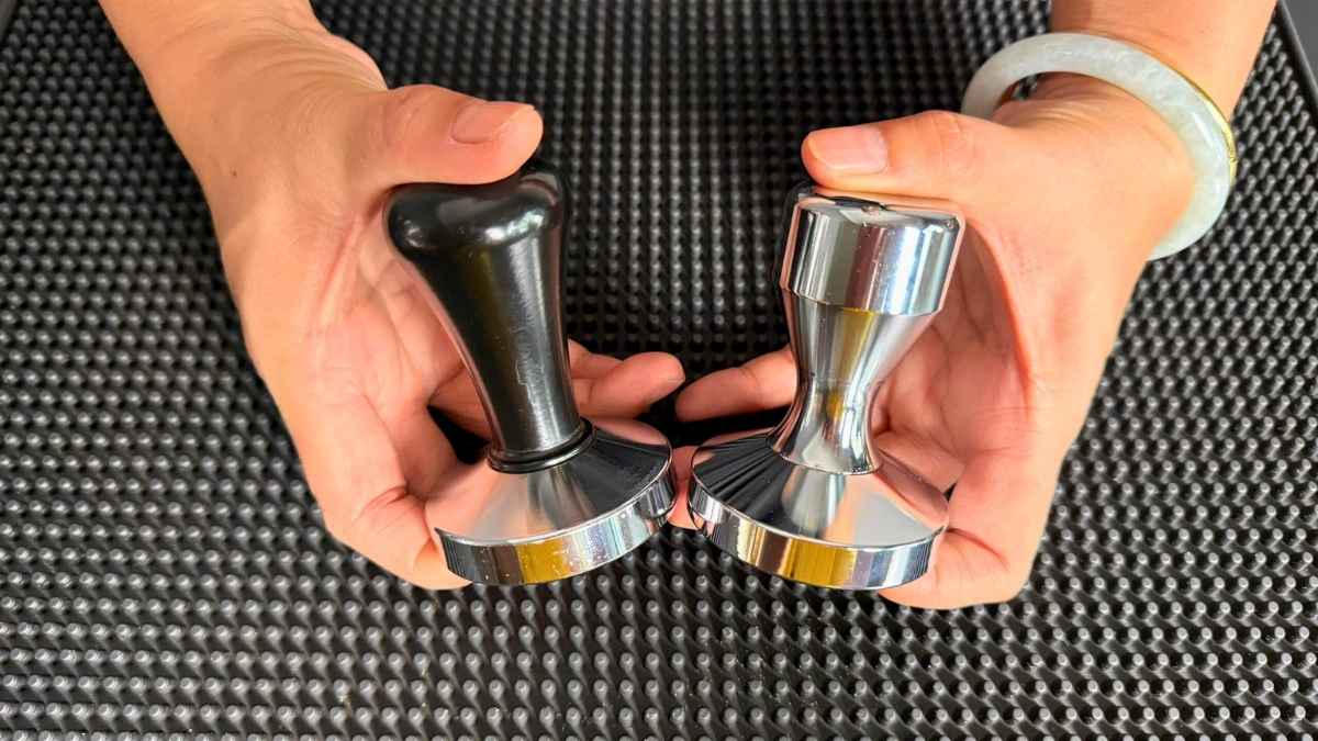 Tamper inox 304 chống gỉ, kích thước chuẩn 58mm cho basket espresso.