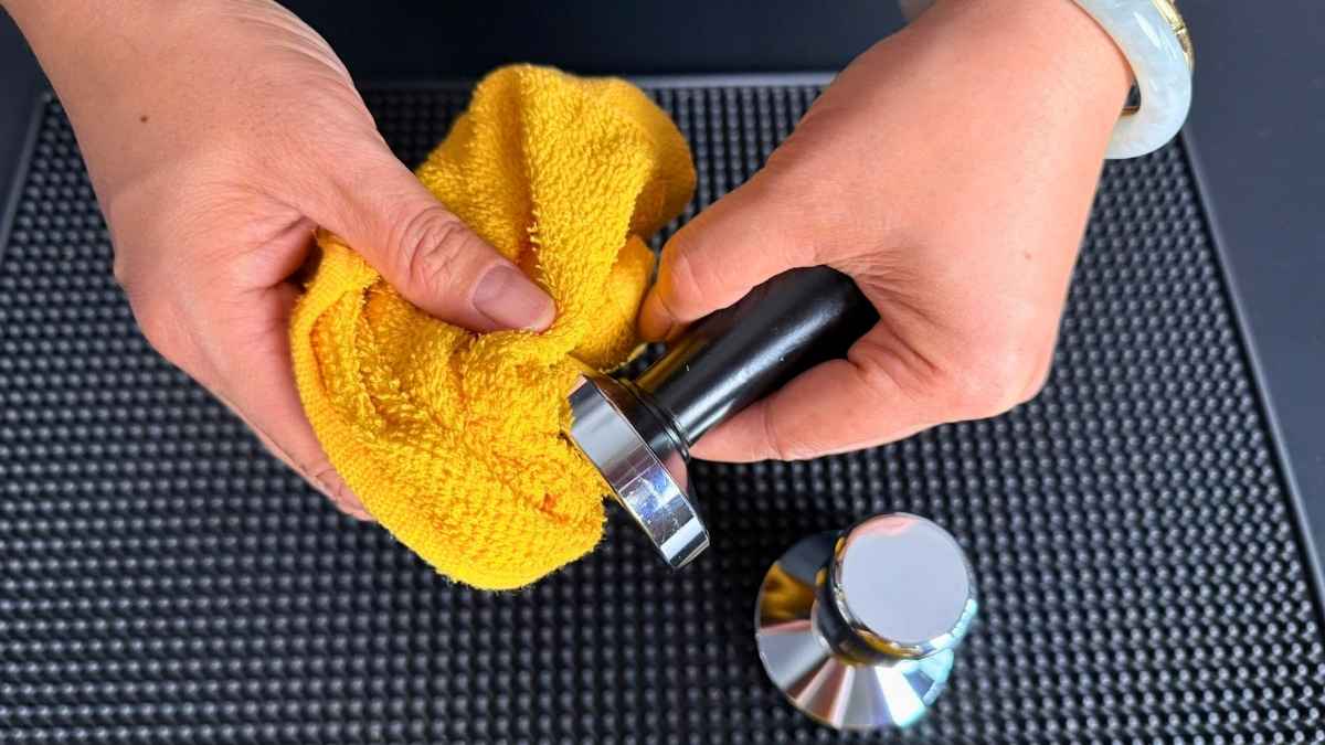 Tamper inox espresso được lau khô và bảo quản nơi khô ráo để bền lâu.