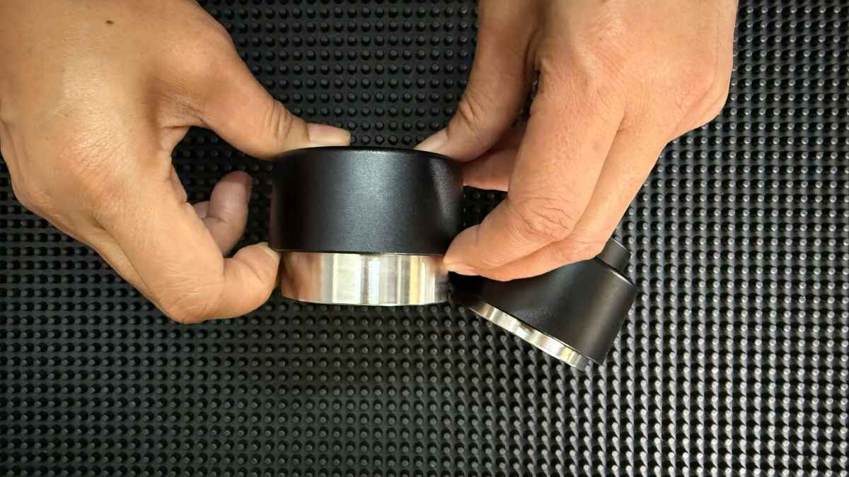 Tamper OCD lò xo 58mm cân bằng lực, tay cầm ergonomic dễ thao tác.