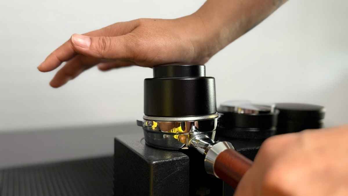 Tamper OCD lò xo cân bằng lực 58mm giúp barista nén cà phê đồng đều.