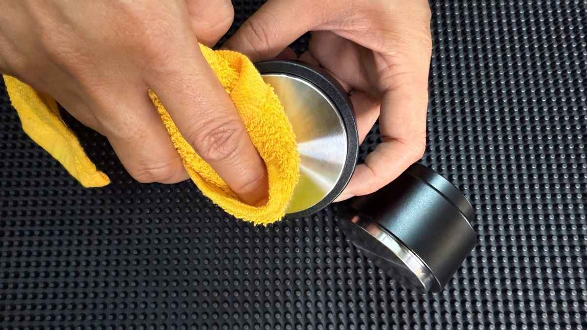 Tamper OCD lò xo 58mm được vệ sinh sạch và bảo quản nơi khô ráo.