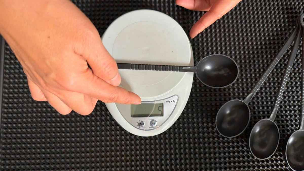 Thìa đong cà phê tay dài, trọng lượng nhẹ, dễ thao tác và tiện treo gọn.