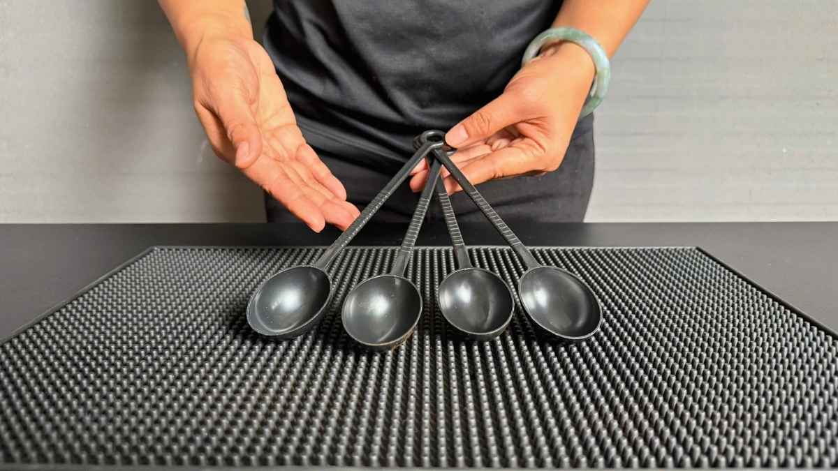 Barista dùng thìa đong cà phê 8g 10g định lượng bột espresso chính xác.